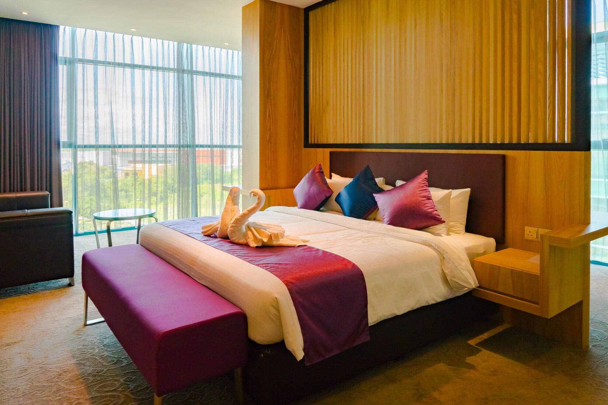 Greens Hotel & Suites Bintulu Ngoại thất bức ảnh